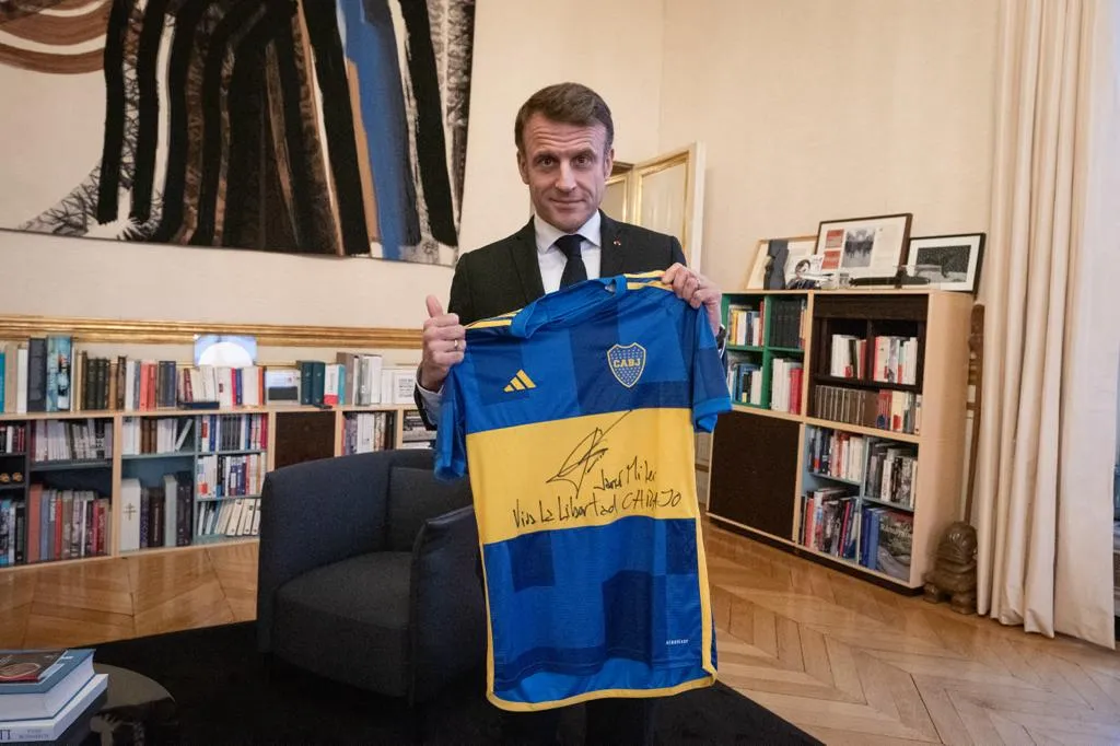 La sorpresiva foto de Emmanuel Macróo con la camiseta de Boca. (Foto: @JMilei)
