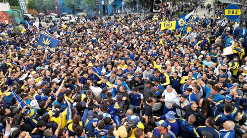 Riquelme, entre la multidud de hinchas de Boca. (Foto: Planeta Boca Juniors)