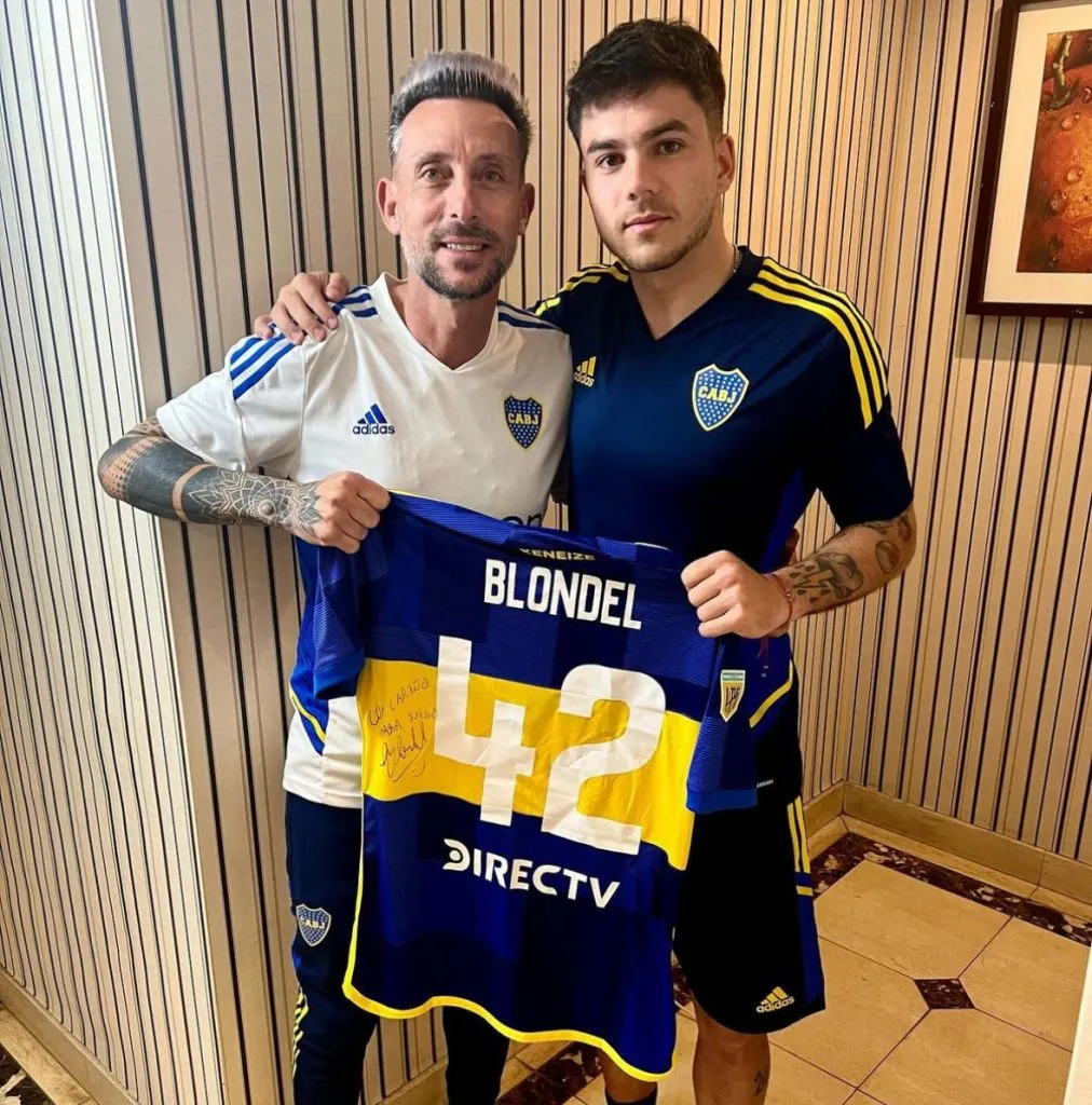 Nino junto a Blondel y la camiseta del Xeneize.