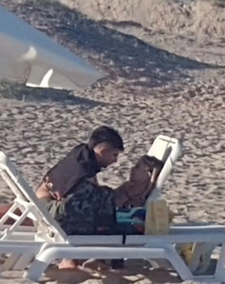 La foto de Lucas Blondel y Morena Beltrán en la playa.