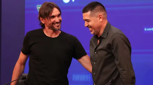 Sonrién Diego Martínez y Juan Román Riquelme.