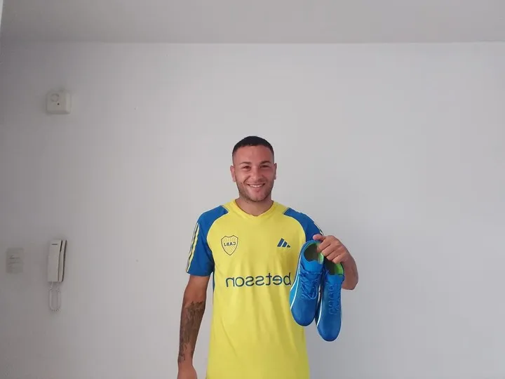 Fagúndez, con la de Boca y los botines de regalo. Foto: Olé