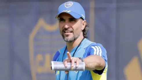 Diego Martínez sigue observando a los jugadores de Boca.