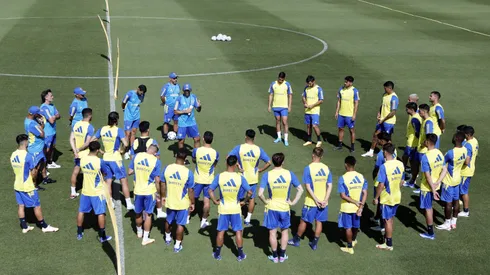 Diego Martínez y los jugadores charlan en Boca Predio (PRENSA CABJ)