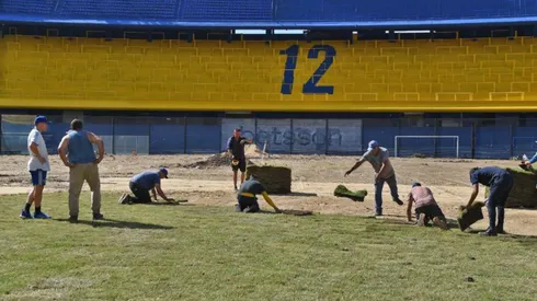 Riquelme, junto a los trabajadores que buscan mejorar el césped.