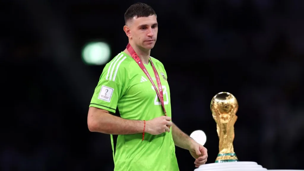 Dibu fue campeón del mundo y el mejor arquero del Mundial de Qatar 2022. (Getty)