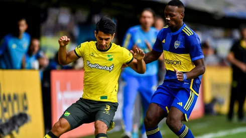 Soto aguanta la pelota ante la mirada de Advíncula. (Getty)