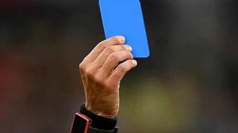 Qué es la tarjeta azul en el fútbol y cuándo comenzaría a implementarse