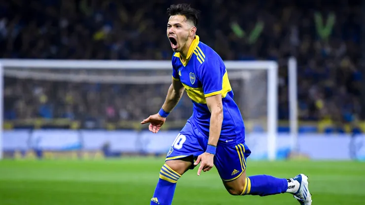 Oscar Romero festeja en La Bombonera, durante su paso por Boca.