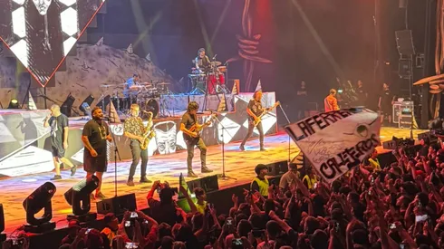 Fontanet arriba del escenario con su banda Don Osvaldo.