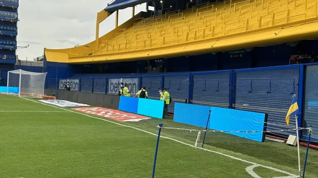 La quita de alambrados en la tribuna sur.