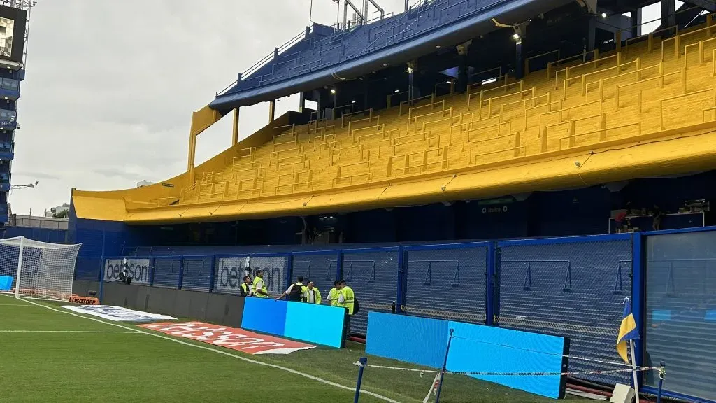 La quita de alambrados en la tribuna sur baja.