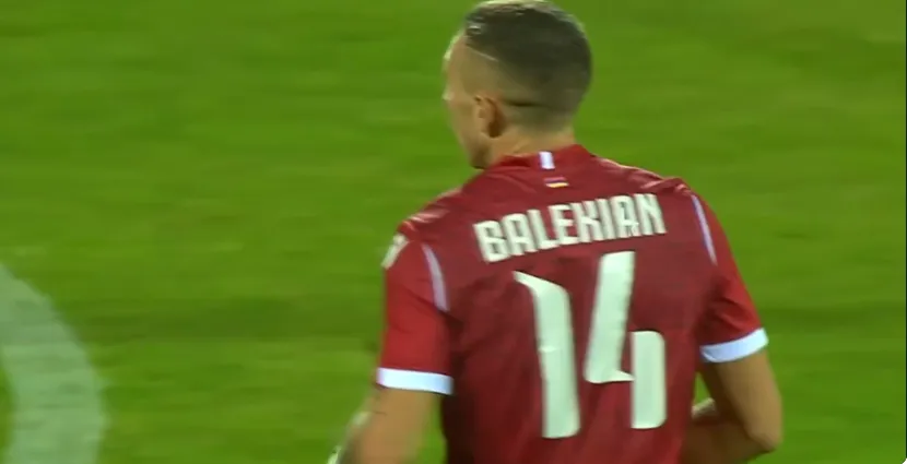 El jugador de Boca, con su apellido materno en la camiseta de Armenia.