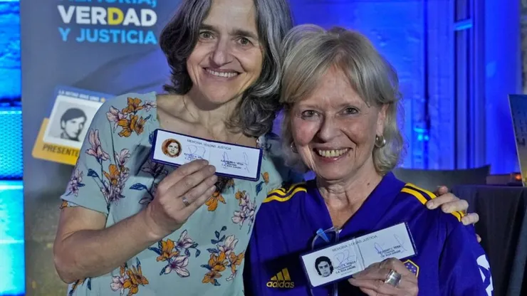 Dos socias con los carnets de Boca. Foto: Prensa CABJ.