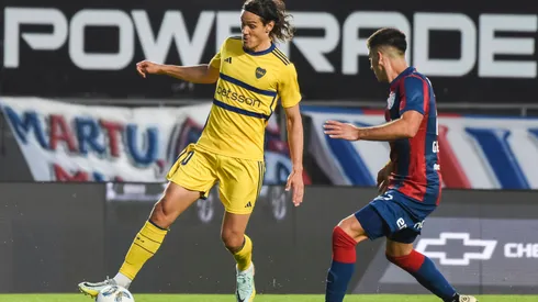 Cavani en el último cruce frente a San Lorenzo. Foto: Imago.