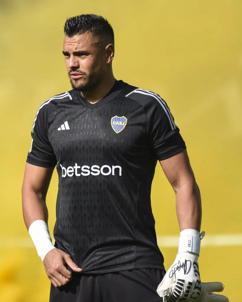 Chiquito Romero con el nuevo buzo de arquero. Foto: Imago