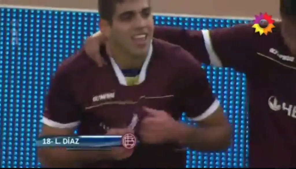 Díaz usó una remera de Boca debajo de la de Lanús en 2011. (Captura TV)