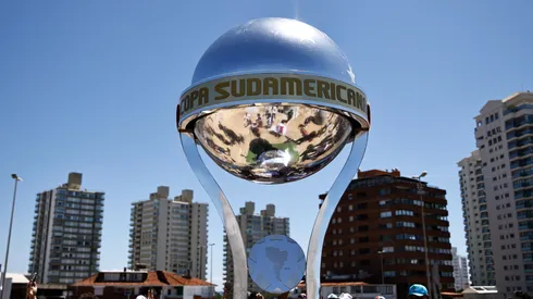 El trofeo de la Sudamericana, uno de los objetivos de Boca para el 2024 (Getty)