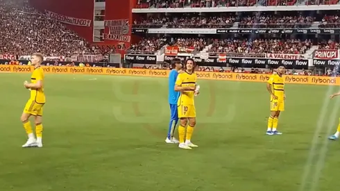 Cavani y un gesto para los hinchas de Estudiantes.