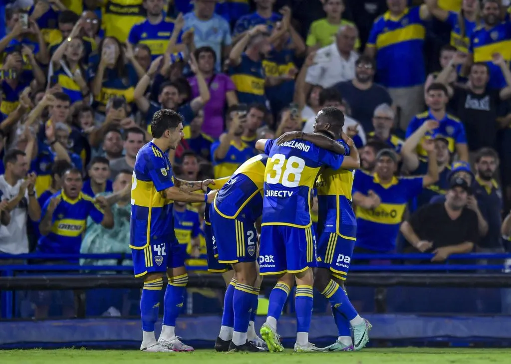 Los jugadores se abrazan en La Bombonera.