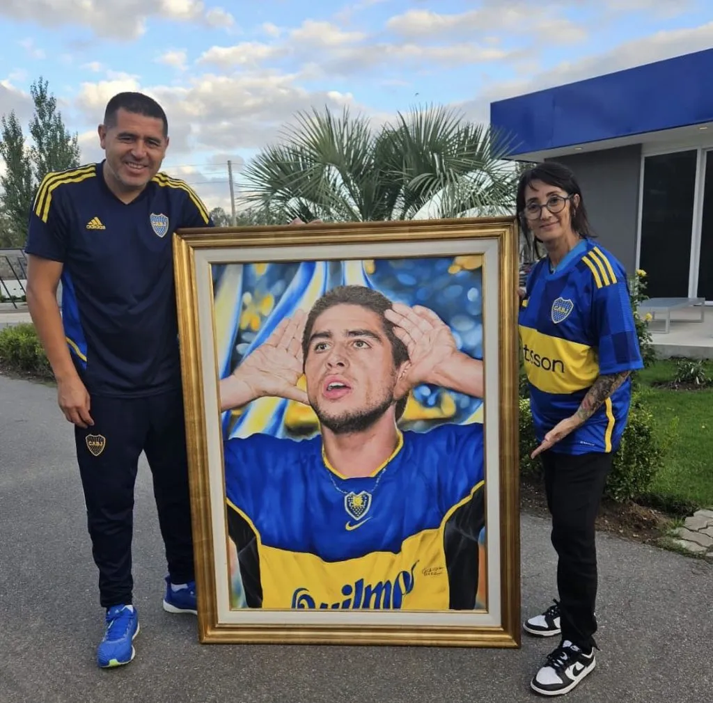La foto de Juan Román Riquelme y Claudia Pérez junto a la obra.