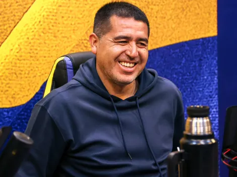 El cuadro que le regalaron a Riquelme en Ezeiza y a quién se lo dará