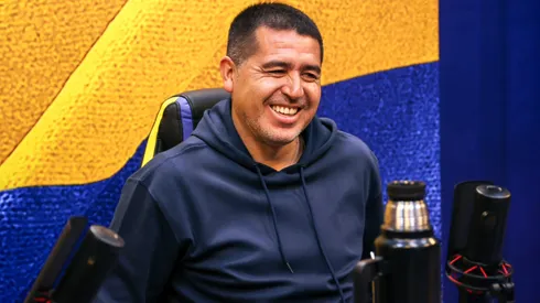 Juan Román Riquelme recibió un cuadro de regalo. (Manuel Calabró)