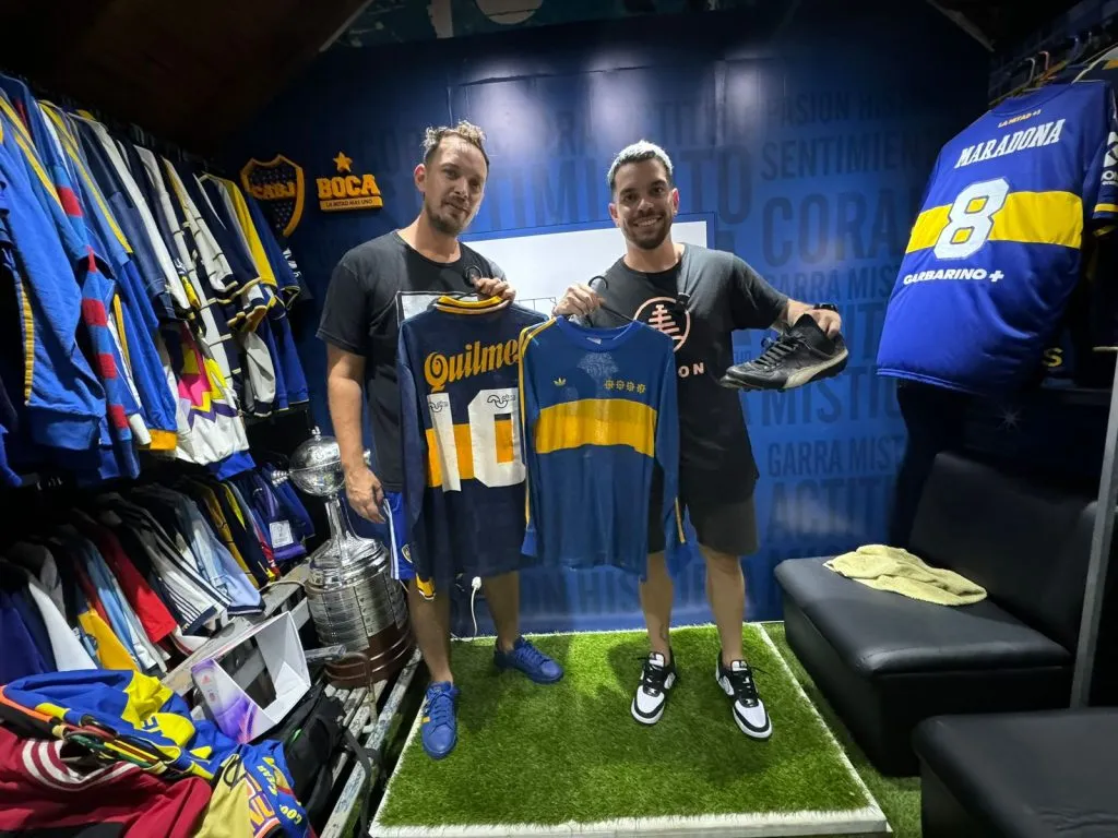 Pablo Knack muestra camisetas y botines utilizados por Maradona. Foto: PBJ