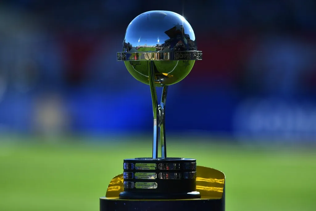 El trofeo de la Copa Sudamericana. (Getty)
