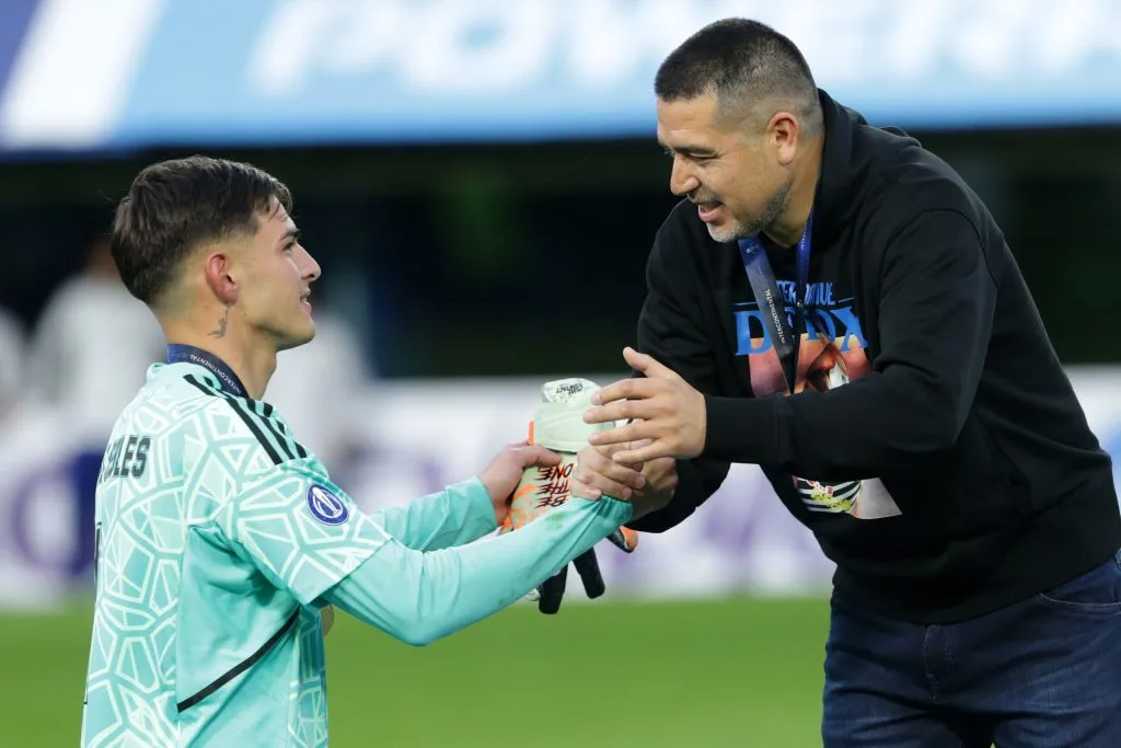 Sebastían Díaz Robles junto a Juan Román Riquelme tras consagrarse en la Intercontinental Sub 20 (Getty Images)