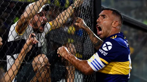 Tevez se colgó del alambrado tras un gol fundamental en 2020. (Getty)