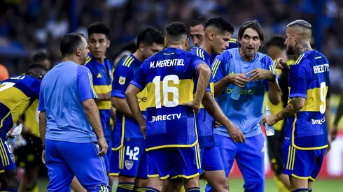 Diego Martínez junto al plantel de Boca
