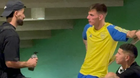 El volante de Boca se quedó hablando con dos excompañeros.