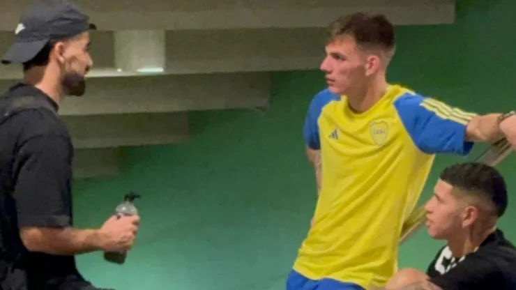 El volante de Boca se quedó hablando con dos excompañeros.