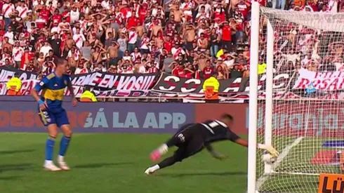 La atajada del Superclásico. Foto: Captura de TV.