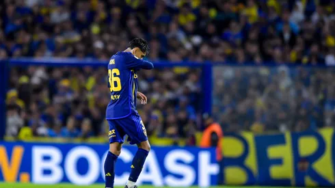 Cristian Medina saliendo de la Bombonera tras ver la tarjeta roja.