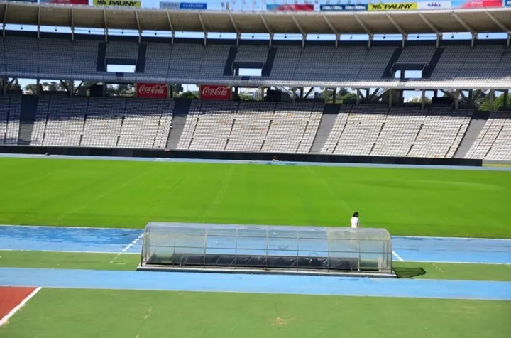 La mejora del césped del Kempes. (La Voz del Interior)