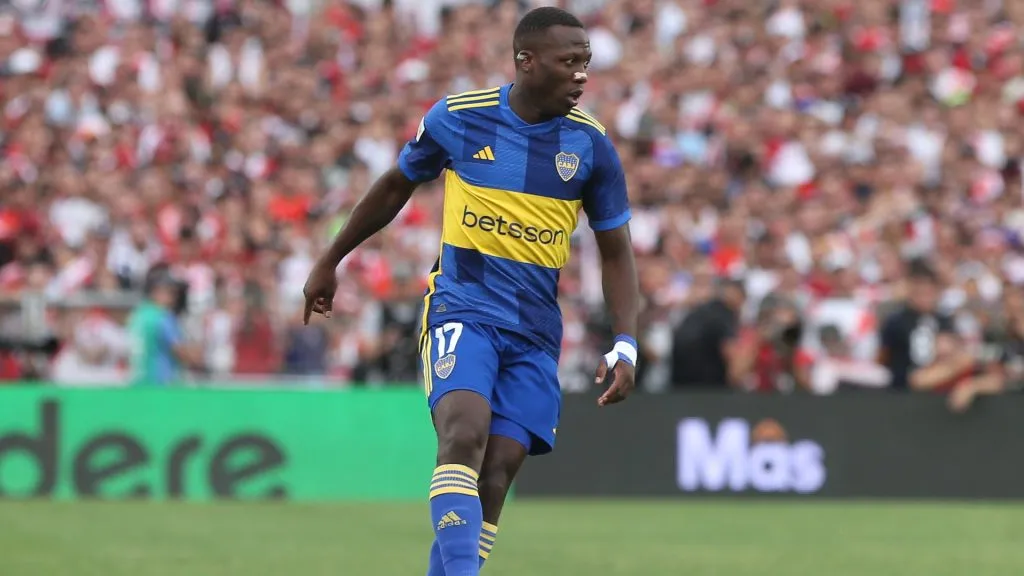 Advíncula podría aparecer más adelantado frente a River. (Getty)