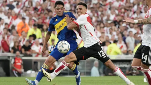 Langoni y Enzo Díaz luchan por la pelota. Foto: Imago
