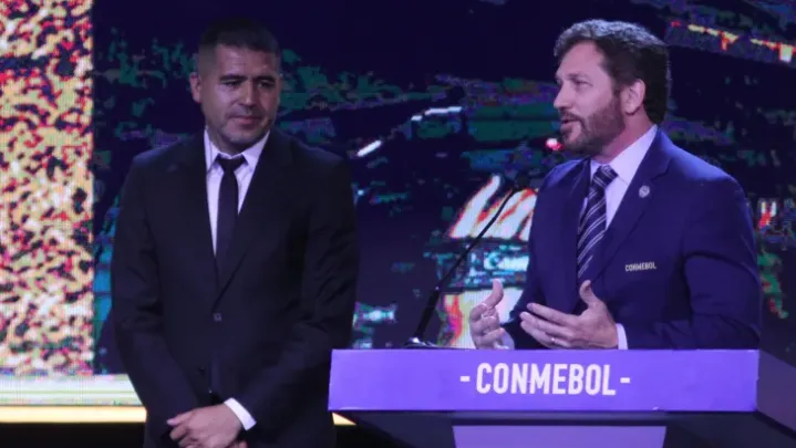 Riquelme y Domínguez, durante un sorteo de Copa Libertadores. (Getty)