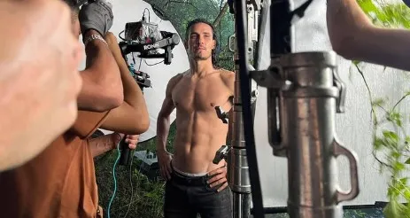 A lo Tarzán, Cavani presentó su vino.