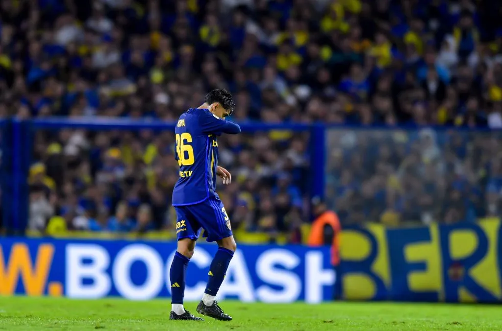 Medina, retirándose tras ser expulsado vs. Godoy Cruz. (Getty)