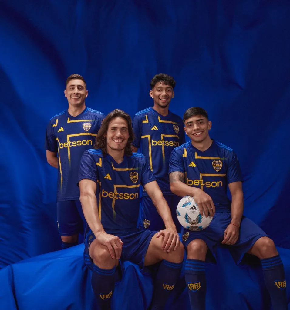 Los jugadores posan con la nueva indumentaria.