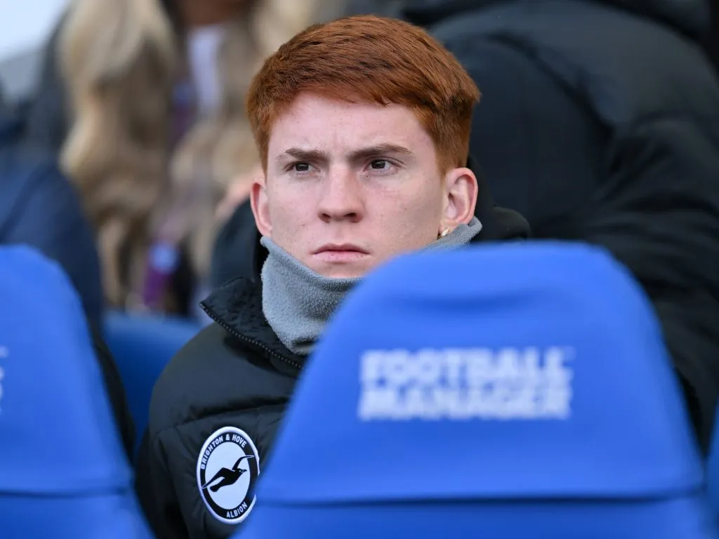 Valentín Barco en el banco del Brighton (Imago)