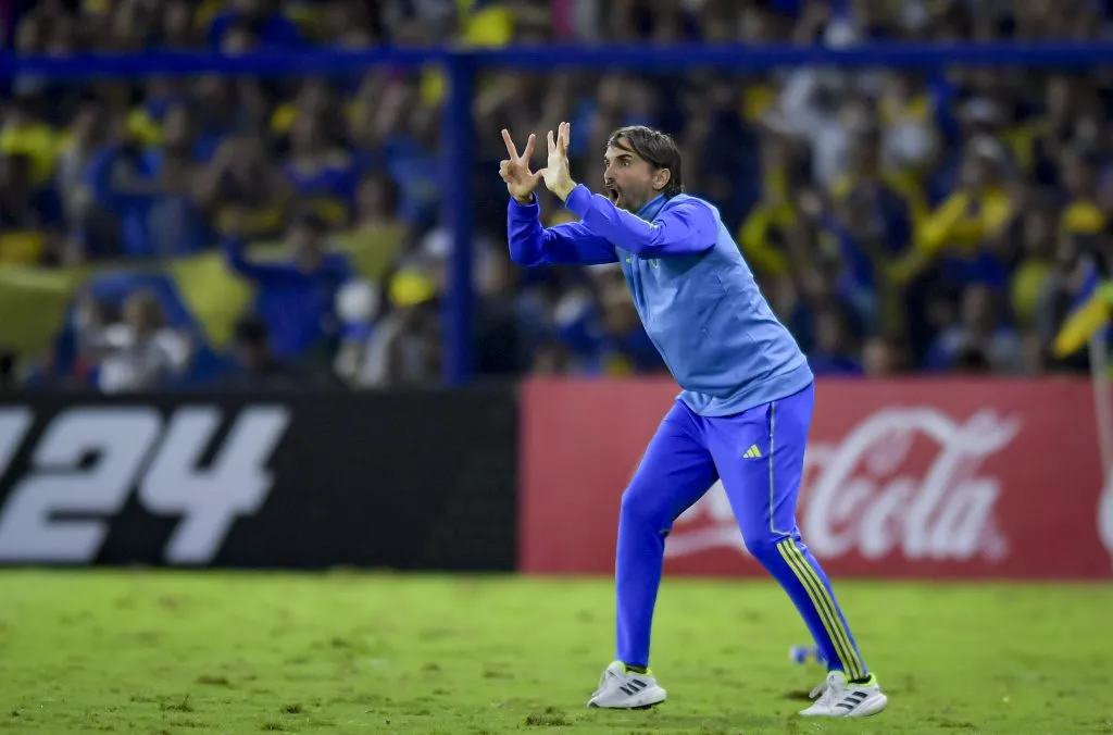 Martínez dando indicaciones en el campo de juego de La Bombonera. Foto: Getty.