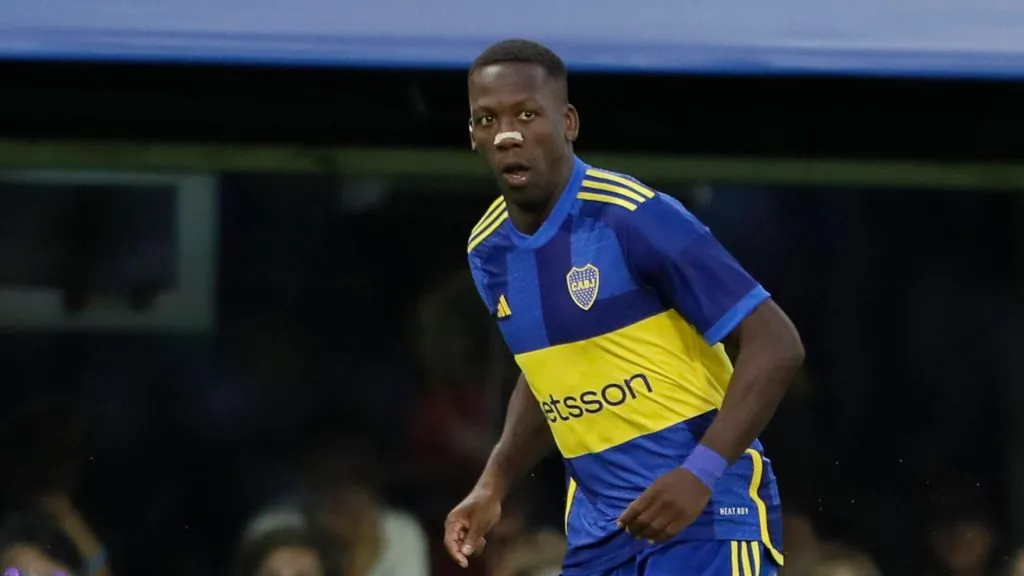 Advíncula sigue en Boca: renovó hasta 2026.