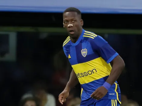 Advíncula viajará a Europa pronto: el motivo y qué implicaría para su futuro