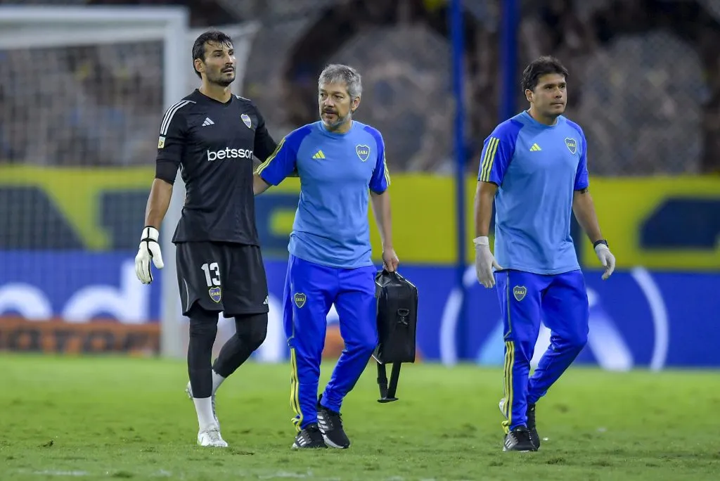 Javier García mientras se retiraba lesionado vs. Racing. (Getty)