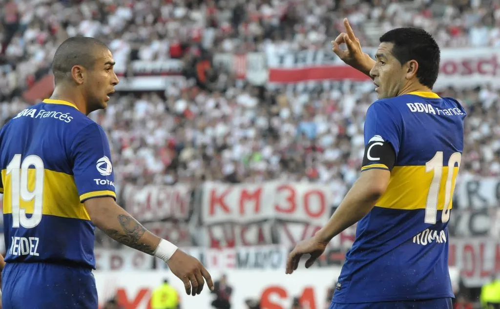 Juan Roman Riquelme y Jesus Mendez en un Boca vs. River en 2013