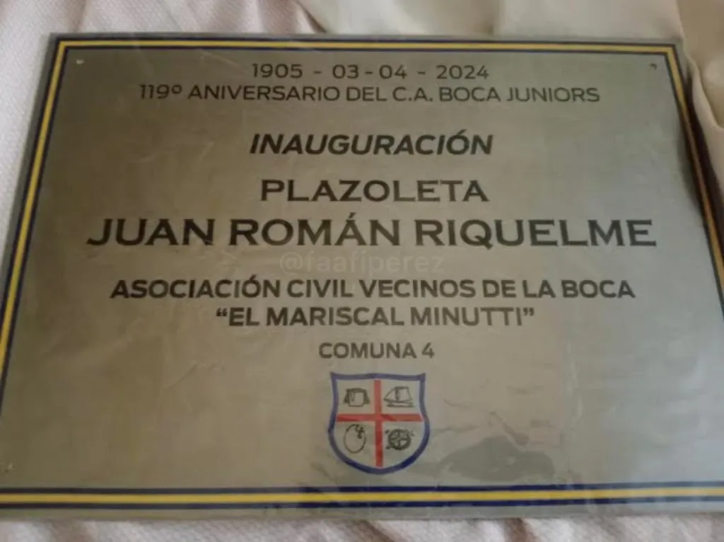 La placa que se pondrá en la plazoleta Juan Román Riquelme. Foto: Fafi Pérez.